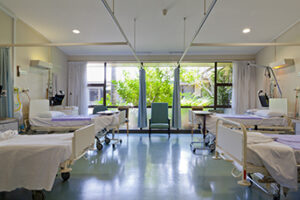 Bilden visar en vårdlokal med sjukhussängar.